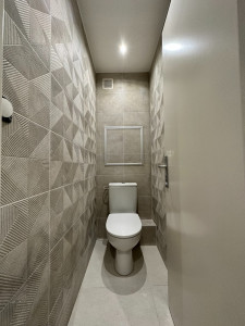 Photo de galerie - Aménagement de WC avec pose de revêtement mural décoratif et finitions soignées.
Travail précis, alignements propres, rendu moderne et facile d’entretien.
Idéal pour rafraîchir vos toilettes sans gros travaux.