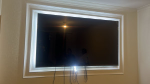 Photo de galerie - Installation des moulures et fixation tv 