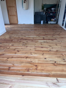 Photo de galerie - Vitrification du parquet fraîchement poncer 
