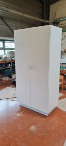 Photo de galerie - Fabrication d'une armoire sur-mesure en melaminé blanc (intérieur avec étagères)