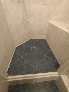Photo de galerie - Pose de joint silicone sanitaire blanc dans une douche