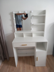 Photo de galerie - Montage de coiffeuse avec éclairage intégré 