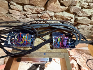 Photo de galerie - Installation de deux boîtes de dérivation dans le cadre d’une rénovation complète.
Câblage propre et organisé pour répartir les circuits de la maison, avec connexions sécurisées dans des boîtes adaptées au volume et aux accès.