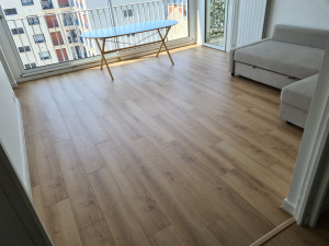 Photo de galerie - Pose d'un parquet stratifié, en pose flottante.