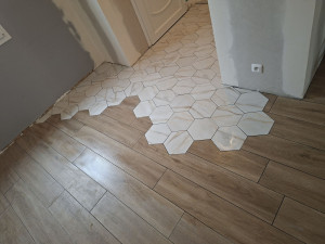 Photo de galerie - Pose hexagone avec imitation parquet