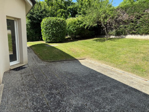 Photo de galerie - Tonte d’un jardin avec débroussaillage des bordures 