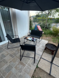 Photo de galerie - Service de Montage d'un salon de jardin extérieur.