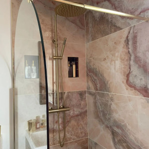 Photo de galerie - Pose de carrelage effet marbre rose