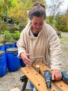 Photo de galerie - Percer des petites bûchettes pour fabriquer avec mon petit groupe d’enfant car je suis aussi animatrice des marionnettes pour Halloween