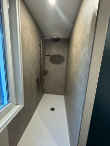 Photo de galerie - Grande douche à l' Italienne , receveur extra plat , colonne de douche pulsify Hansgrohé Bronze Brossé , Panneau habillage Nuance . 