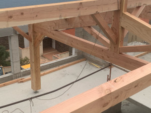 Photo de galerie - Pose de charpente traditionnelle avec grue et son ajustement 