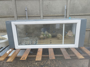Photo de galerie - Bassin à poisson de 570 litres, avec de la récup ( frigo HS, fenêtre en PVC, un sac de béton, des tuyaux en PVC...)