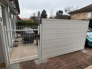 Photo de galerie - 	Installation d’une clôture rigide blanche avec portillon robuste