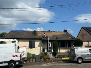 Photo de galerie - Remise à neuf de liteaux toiture avec écran de sous toiture client satisfait ? 57600 forbach 