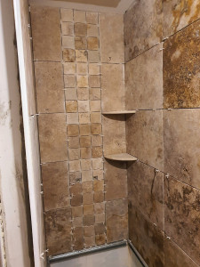 Photo de galerie - Réalisation d'une sdb réseau ,cloison , plus pose du travertin