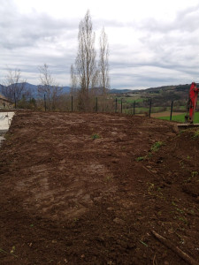 Photo de galerie - Terrassement pour réalisation d un gazon plus pose de clôture 
