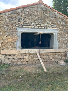 Photo de galerie - Ouverture dans un mur en pierre 