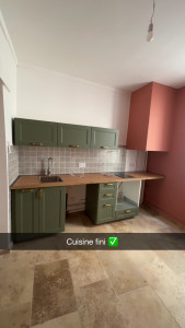 Photo de galerie - Instalation cuisine complète création de prise sur faïence carrelage raccordement plaque électrique client satisfait ✅