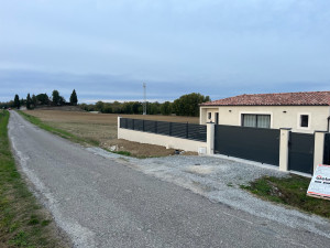 Photo de galerie - Mur de clôture Pilier béton Palissade Crépis Pose portail portillon moteur 
