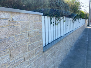 Photo de galerie - Pause parement granit beige breton sur 32 m2 et couvertine alu 