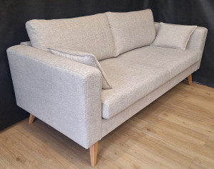 Photo de galerie - Nouvelle vie pour ce canapé avec un changement de tissu bien mérité.