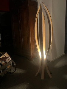 Photo de galerie - Lampe avec lames cintrées tri-plis chêne et Sipo fixées sur leur cylindre en Sipo