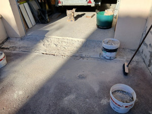 Photo de galerie - Piquetage seuil garage pour augmenter la pente