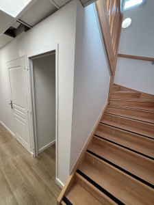 Photo de galerie - Création de cloison sous escalier et mise en peinture 