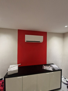 Photo de galerie - Installation d'une climatisation réversible Daikin dans un salon 