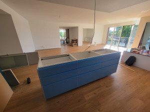 Photo de galerie - Montage d'un îlot centrale de cuisine. 