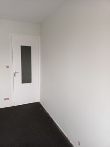 Photo de galerie - Murs et plafond rénovés (enduit, ponçage, peinture, bandes), porte repeinte, rebouchage des fissures murs-plafond, rattrapage des murs pour qu'ils soient droits.