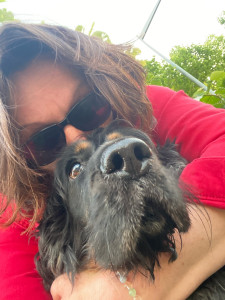Photo de galerie - Moment de complicité avec Odin pendant sa garde à mon domicile : présence, attention et affection pour qu’il se sente rassuré, à l’aise et comme chez lui.