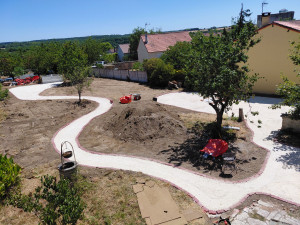 Photo de galerie - Creation d'une allée en gravier calcaire 
avec bordure