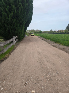 Photo de galerie - Décaissement d'un accès, geotextile et remise en forme recycler 0/60 + compactage
