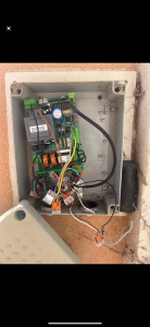Photo de galerie - Installation d'une carte + moteur pour rendre un portail completement electrique avec telecommande