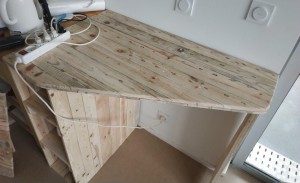 Photo de galerie - Un de mes chantiers les plus demandeurs : fabrication intégrale de meuble à partir de palettes, pour ajouter une extension à un billot de cuisine, tout en optimisant l'espace.
Vous pensez quoi du rendu final ? :-)