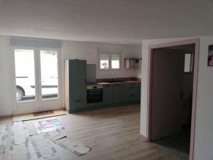 Photo de galerie - Transformation d’un double garage en pièce de vie sur la commune d’Elven  ✔️ Peinture ✔️ Pose d’un stratifié ✔️ Pose de la cuisine 
