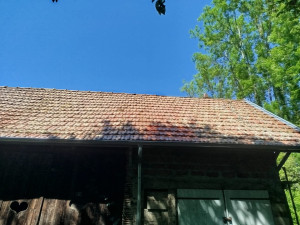 Photo de galerie - Traitement anti mousse réalisé sur cette toiture.