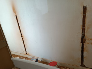 Photo de galerie - Passage de nouveau câble pour changer emplacement des lampes murales