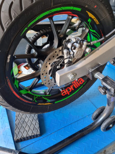 Photo de galerie - Posé de stickers sur jante de moto