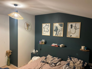 Photo de galerie - Pose de toile de rénovation,peinture murs + plafond.Réalisation des trois tableaux pour finaliser la décoration.