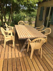 Photo de galerie - Fabrication table salon de jardin et pose terrasse bois 