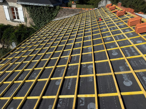 Photo de galerie - Après avoir retiré toutes les anciennes tuiles nous repartons sur une base saine et solide