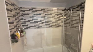 Photo de galerie - Carrelage salle de bain , collone de douche et parre baignoire.