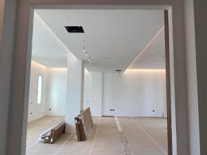 Photo de galerie - Réalisation des murs et plafond en placo avec faux-plafond et bandeau lumineux LED, finition peinture