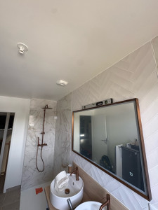Photo de galerie - Pose de robinetterie et miroir.