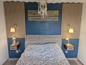 Photo de galerie - Pose de chevets et appliques plus habillage de mur avec lame de bois