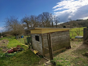 Photo de galerie - Rehausse de toit + posé toiture bac acier neuf 
sur poulailler 
