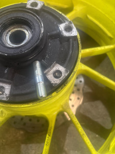 Photo de galerie - Réparation goujons de roues cassés 