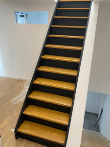 Photo de galerie - Ponsage d’un escalier qui était bleu, remis en bois brut et vitrifier et contre marche en noir 